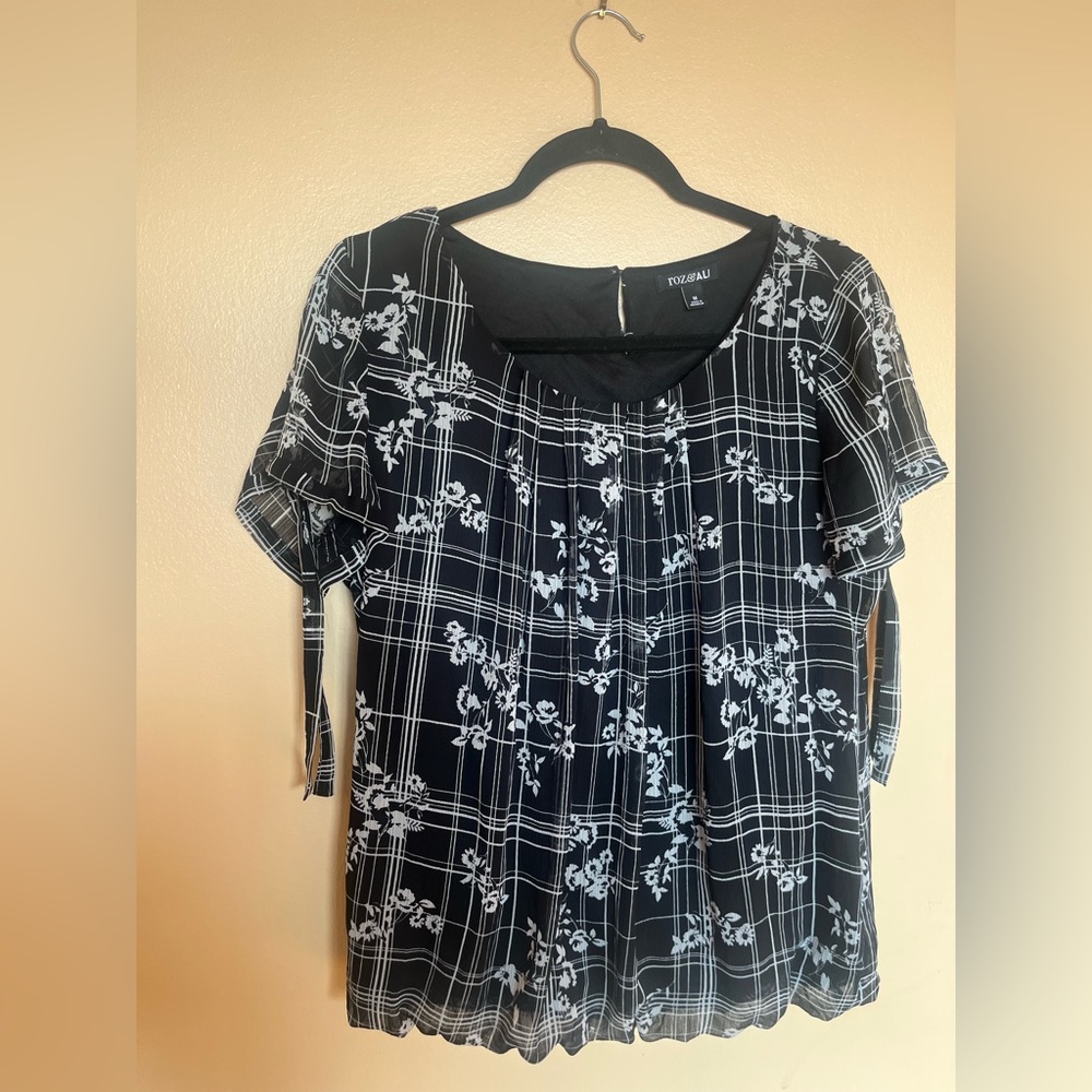 Summer time black and white top, size M. By Roz & Ali